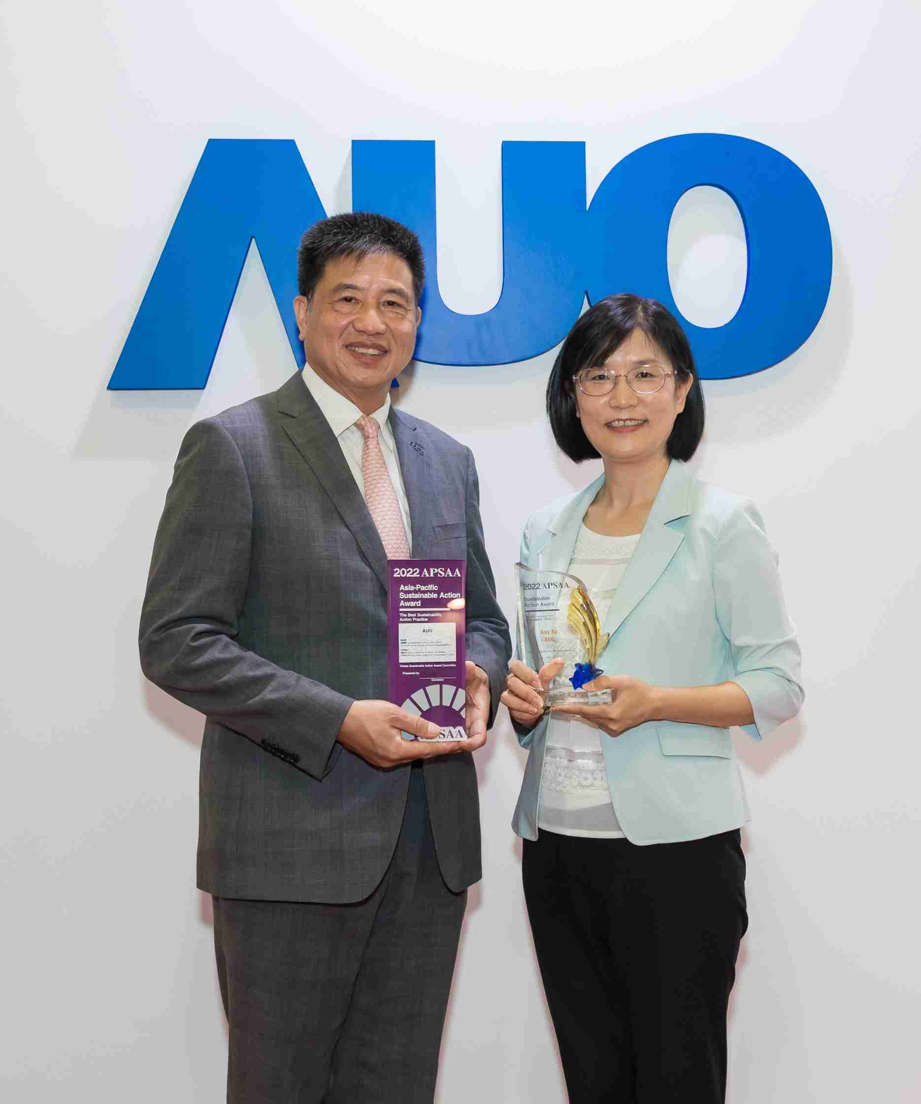 彩神vll长期垫筑永续远景的基石，，，透过ESG暨气候委员会逐步实践永续策略蓝图。。。其中，，，彩神vll光电永续长古秀华带领团队、、、、制定中长期目标，，，，缔造多面向亮眼表现，，，，获得「顶尖永续长奖」的个人奖殊荣（左：彩神vll光电董事长暨执行长彭双浪，，，，右：彩神vll光电永续长古秀华）