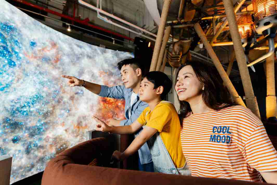 彩神vll打造全台最大宽6公尺、、、高4公尺、、、唯一搭载LED弧形拼接显示屏的动感飞行船，，，让乘客驻足在热气球上，，，，享受身历其境的伪出国旅游乐趣