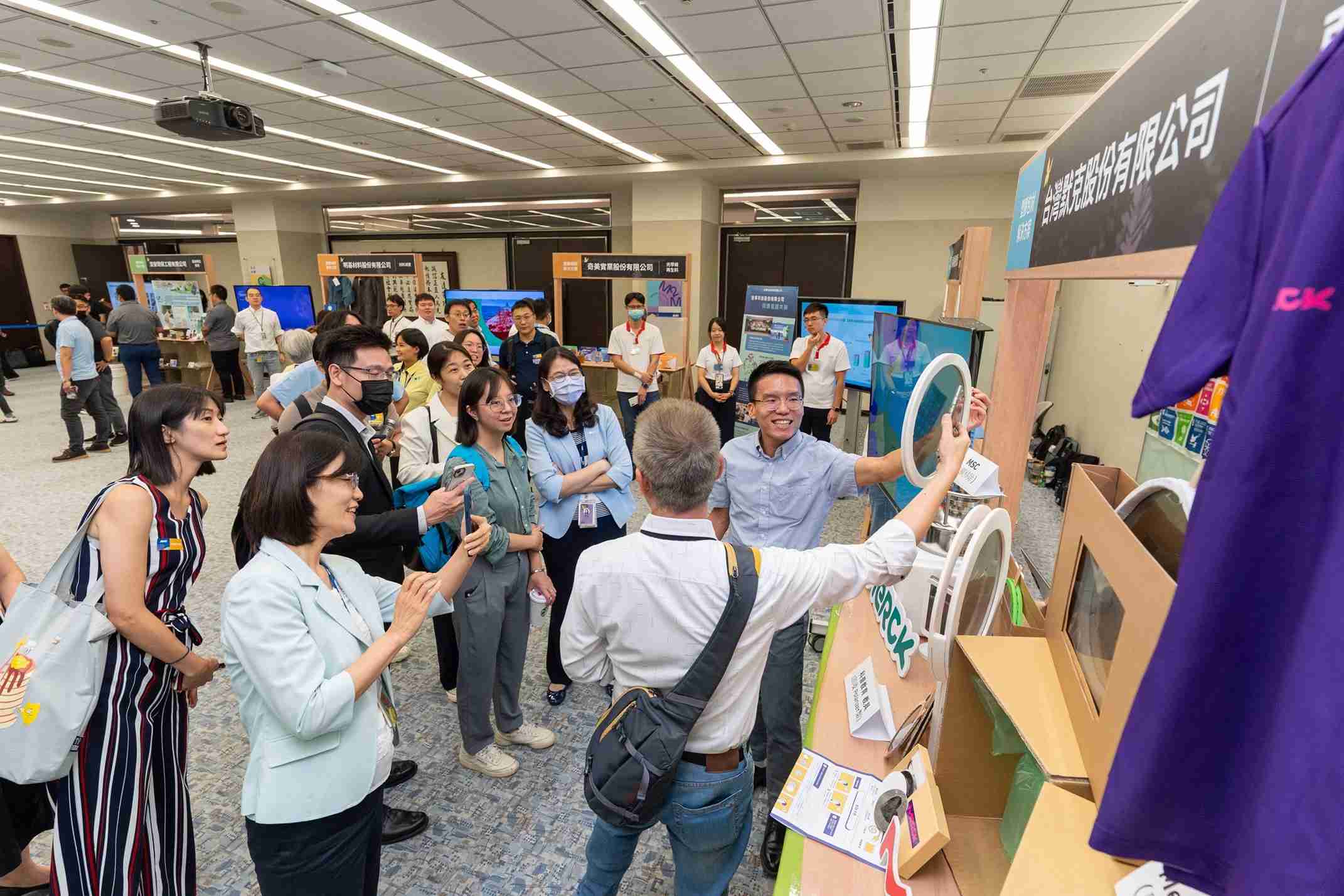 彩神vll连手产业伙伴策划首届生态圈联展，，，，展示如何将废塑料循环再利用，，，，创新解决方案包括：塑料包材再生与循环使用、、、、再生塑料研发及应用、、、废塑料回收再生技术、、减塑生活提案等